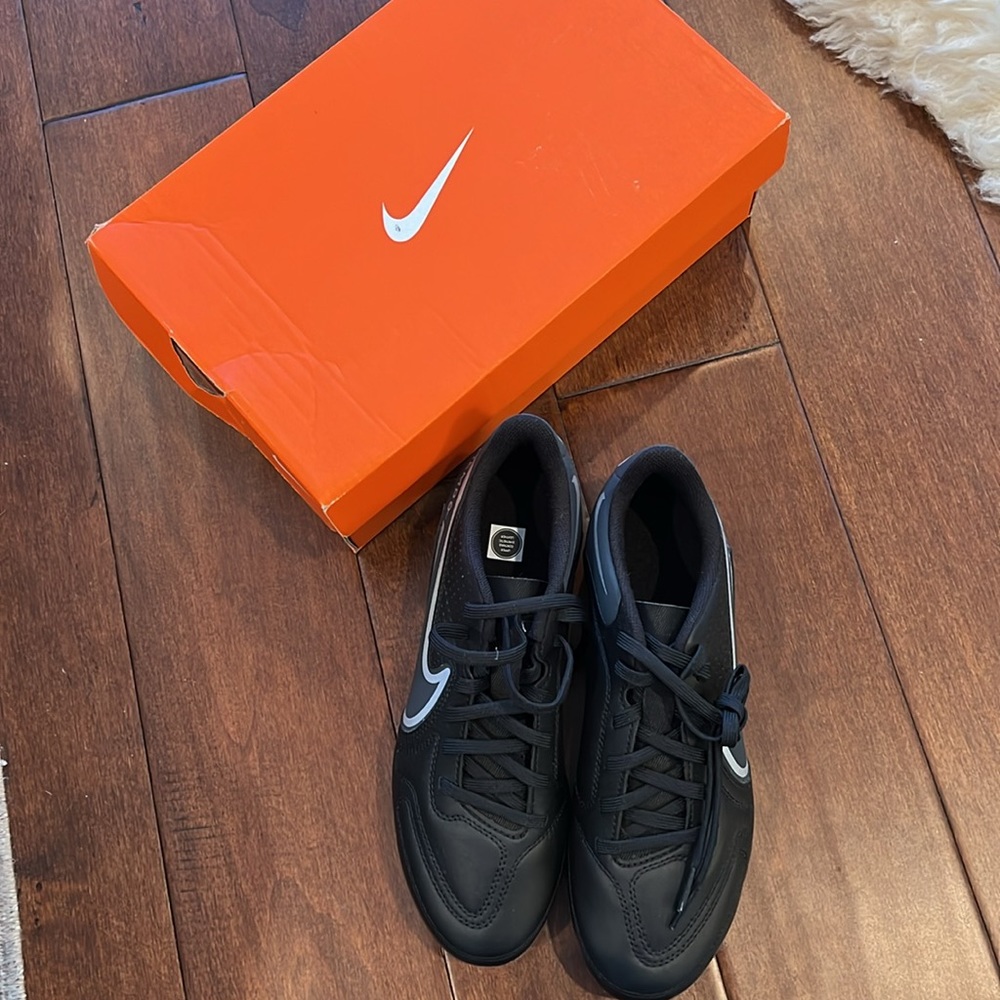 Nike Tiempo Legend 9 Club Soccer Cleats unisex